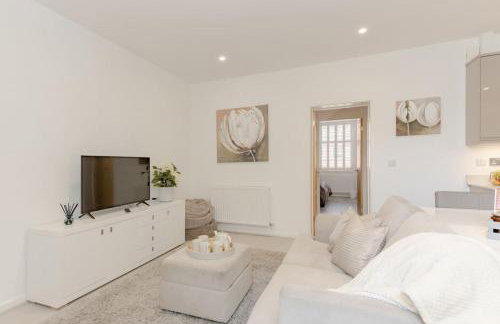 Elegant Epsom Family - Photo 2