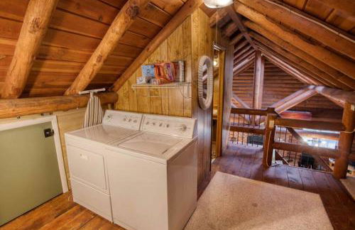 Charming Log Cabin in Tall Pines with Fire Pit Near Trails & Lake - Foto 15