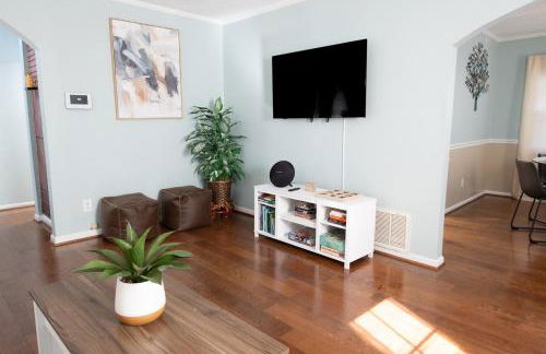 Spacious 4BR House Sleeps 9 Outdoor Lounge with Fire Pit plus Games - Foto 68