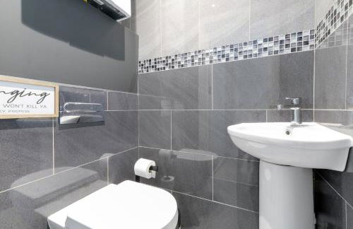 Modern 4 Bedroom House With Parking in Farnham Royal, Slough By 360stays - Foto 33