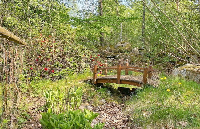 Charming Lakeside Cottage Getaway - Photo 26