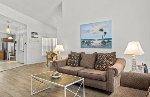 Sunny Getaway with Private Pool, Spa & Fenced Yard - Foto 7