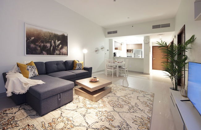 Luxury StayCation - Spacious Apartment Amidst Lush Green Parks - Photo 12