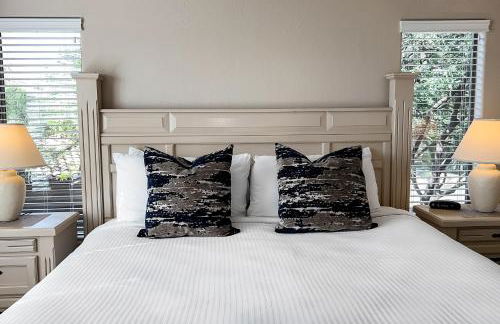 Renovated condo with updated floors, pool, hot tub & mountain views - Foto 15