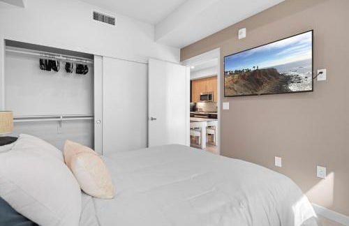 Modern 1BR LA l Workspace Pool Gym - Foto 6