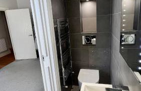 En-suite bedroom in city centre in a 2 bed flat - Foto 6