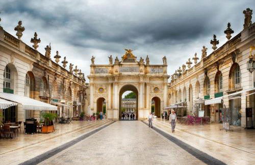 TOUL Appartement Entier avec PARKING Privé au Calme Cosy à Étage avec Balcon - Foto 18