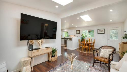Modern Meadow Vista Vacation Home w/ Spacious Deck - Photo 5
