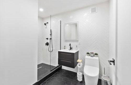 Luxe Studio with Charming Juliet Balcony - Foto 15