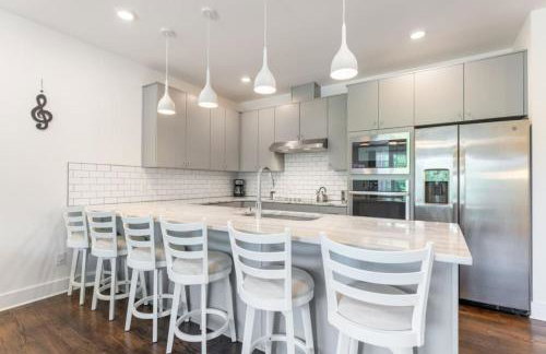 6 Bedroom Quiet Townhome! 6min to Airport & 15min to Downtown! - Foto 5