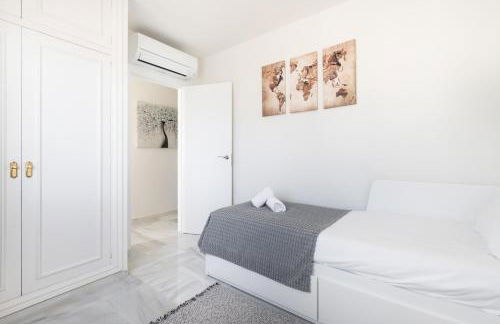 Luxurious And Modern Family Home - Photo 39