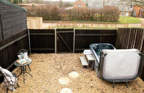 Dreamwood Retreat - Woodland Retreat with Private Hot Tub - Photo 16