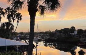 Waterfront home with pool and gameroom! - Foto 21