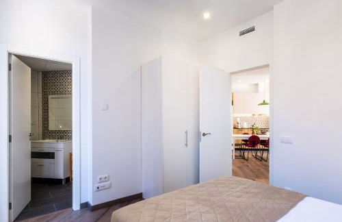 Spacious Apartment with Great Views - Photo 17