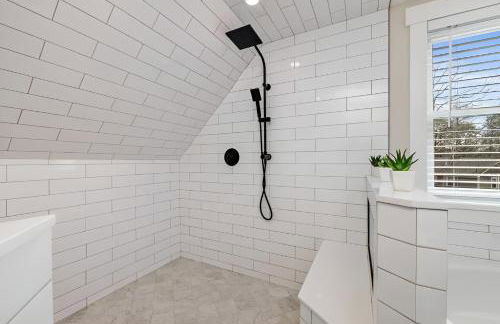 Renovated & Sophisticated Home Near Beach & Shops! - Photo 15