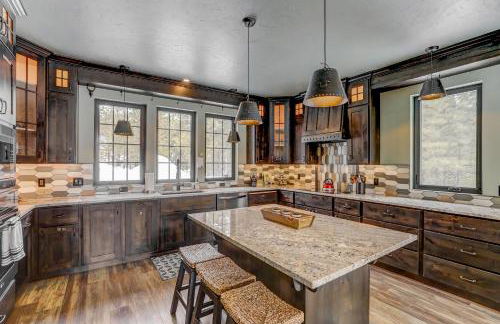 Camp 95 - Stunning Mountain Home - 4.5 Acres - Views - Hot Tub - Pet friendly - Private - Photo 4