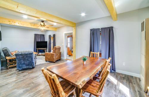 All-Season Seney Home with Private Yard and Fire Pit! - Foto 8