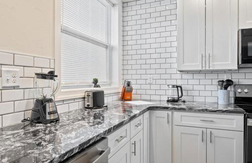 Upscale King Bed Suite with Full Workspace and Free Parking - Foto 14