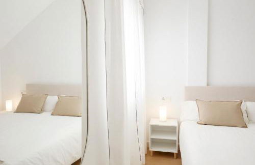 City Center Penthouse with Solarium 2 minutes from the Beach - Photo 15