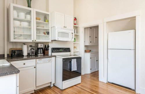 Local Landmark - Gorgeous Historic Home - Foto 31