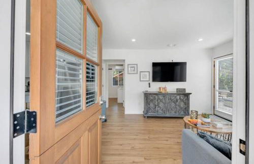 Modern Cottage, Hot Tub, Bistro Patio, Putting Green, Walk to All! - Foto 65