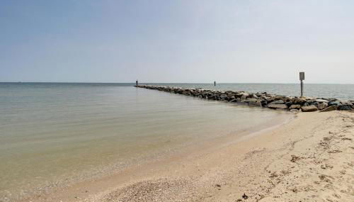 Walk to Beach Charming Maryland Home with Yard! - Foto 2