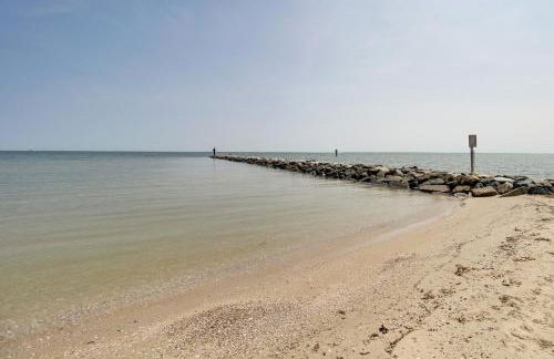 Walk to Beach Charming Maryland Home with Yard! - Foto 2