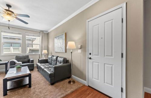 New Trendy 1BR Apartment with Heated Pool Gym & Minigolf - Foto 2