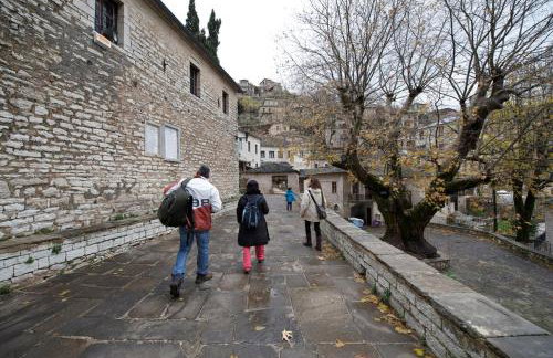 The Mountain House -mountain getaway - Photo 23