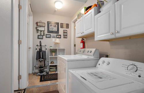 Walk to the Beach Private Backyard and Fire Pit - Foto 48