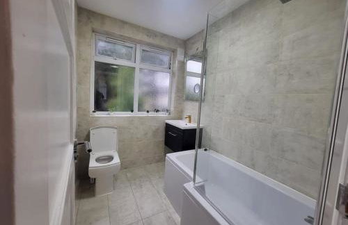 4 Bedroom House - Free Parking, Great access to London, Herts, Essex - Photo 23