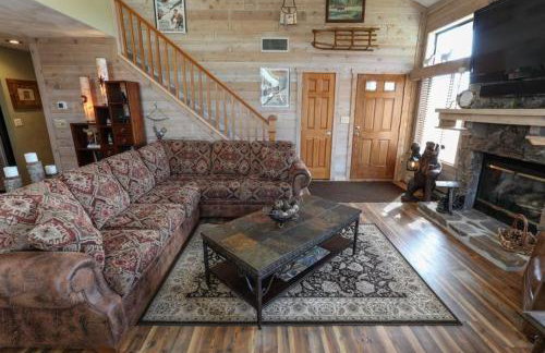 Seven Springs Sunridge 3 Bedrooms Premium Condo, Private Hot Tub! by RedAwning - Photo 6