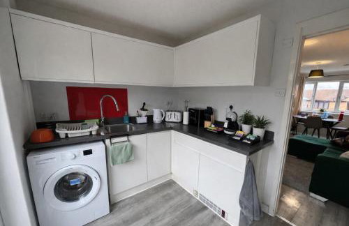 2 Bed 1 Bath in Milton Keynes - Sleeps 4 - Parking - Foto 10