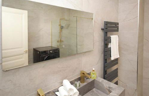 LE LYNX HAUSSMANIEN appartement tout confort, climatisé avec parking privé, à deux pas du centre - Foto 14