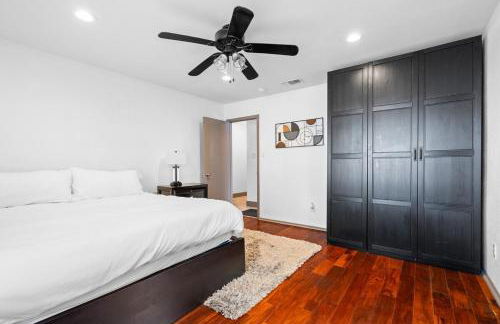 Spacious 4BR w Fenced Yard - Foto 18