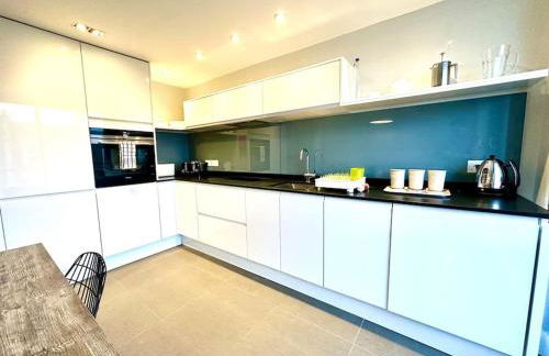 Stunning New 2 Bedroom Apartment - Next to the Beach - Great Location - FREE Parking - Fast WiFi - Smart TV - sleeps up to 4! Close to Purbeck, Corfe Castle, Sandbanks, Poole & Bournemouth - Foto 15