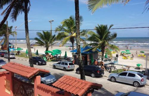 Casa Beira-Mar em Mongaguá - 4 Quartos - Vista Inesquecível para o Mar - Wi-Fi - Estacionamento 4 carros - Foto 2