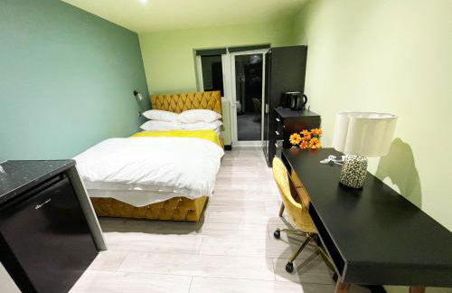 Private Family and Business Rooms Harrow Fast WiFi - Photo 15