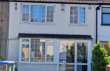 Lovely 4 bed house with patio & bbq - Photo 21