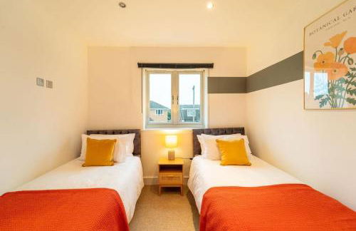 Perfect Getaway 3 Bedroom Home with Fast WiFi & Parking - Photo 14