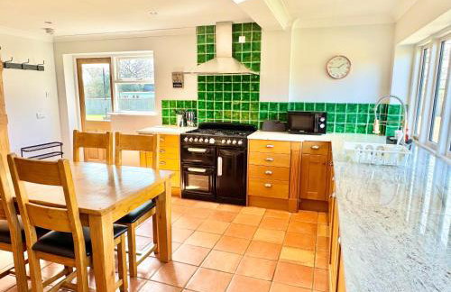 Stunning 7 Bedroom Escape Near New Forest and Beach - Large Garden - Serene Setting - Sleeps 14 - Foto 70