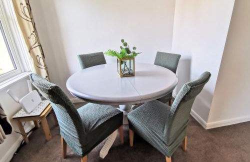 2 bed apt w/ private parking close to town centre - Foto 7