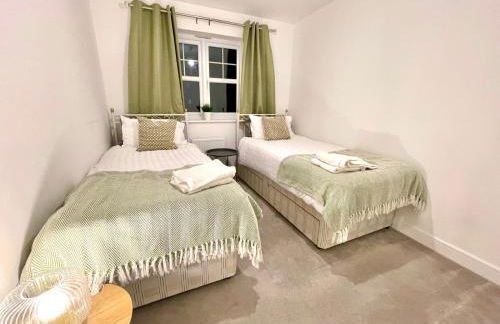 Churchill House 3 Bedroom Sleeps 6 Free Parking - Photo 12