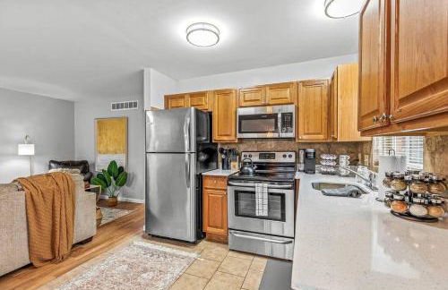 Cozy 2BR Condo in Great Location - King Bed - Foto 14