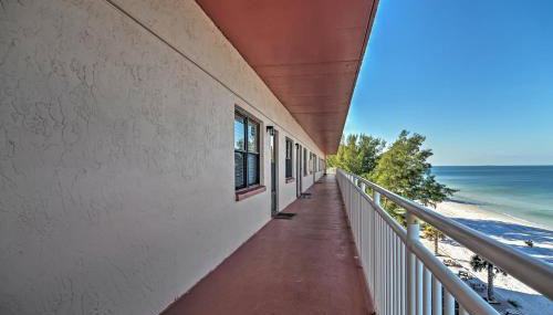 Beachfront St Petersburg Condo with Community Pool! - Foto 2