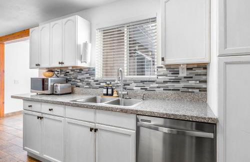 Modern home near UVU and BYU with hot tub and mountain views - Foto 20