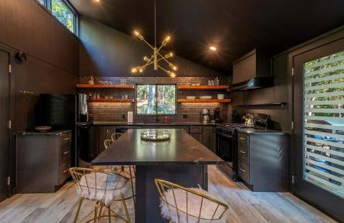 Modern Forest Cabin with Hot Tub, Screened Porch & Resort Access Near Hedgesville, WV - Foto 15