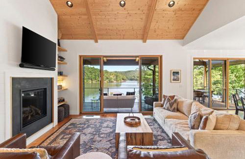 Dockside of the Moon - Photo 9