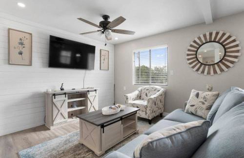 Waterfront Home Game Room Ping Pong Outdoor Bar Area - Foto 35