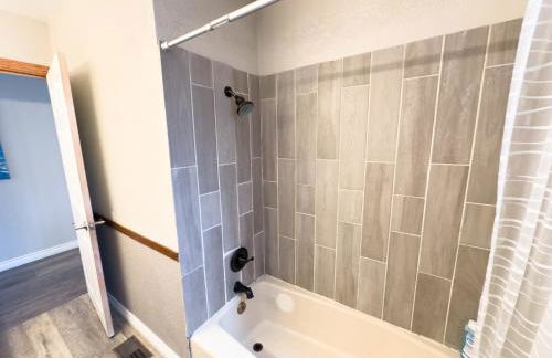 Private Home - #RedwoodSkyWalkRetreat - 5BD, Pro Pool Table, BBQ, Foosball, Darts, Fireplace, Movie Projector, Stereo, Cotton Bedding - Foto 19